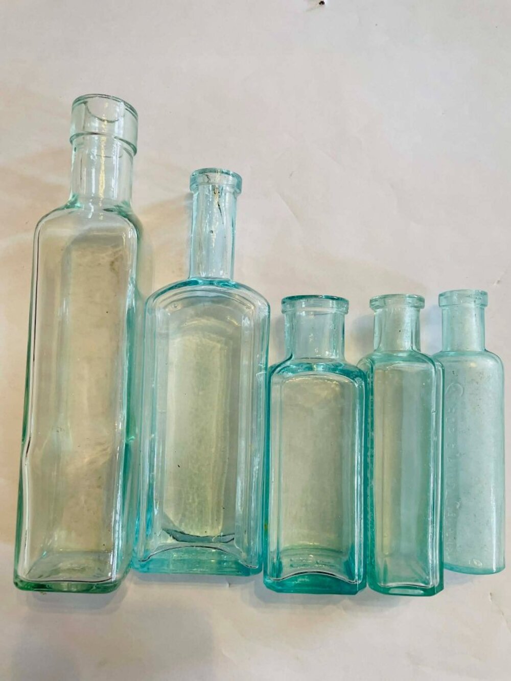 5 ANTIQUE AQUA GLASS  BOTTLE LOT APOTHECARY VINTAGE MEDECINE BOTTLES DECOR